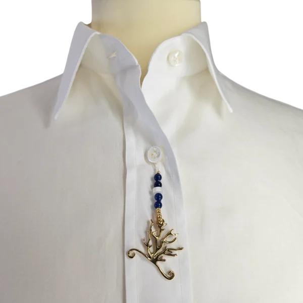 Ciondolo logo per camicia, in pietre dure e ottone.
