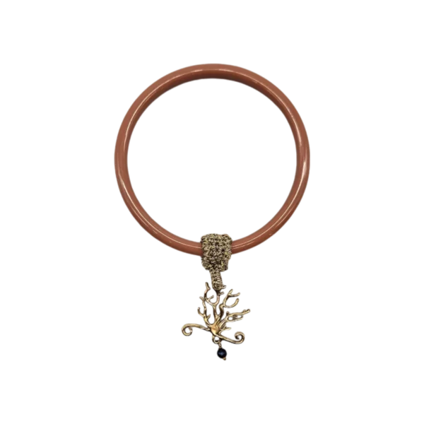 Bracciale in resina rosa antico con ciondolo in ottone