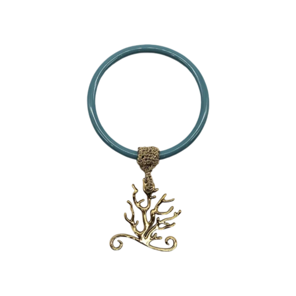 Bracciale in resina celeste con ciondolo in ottone